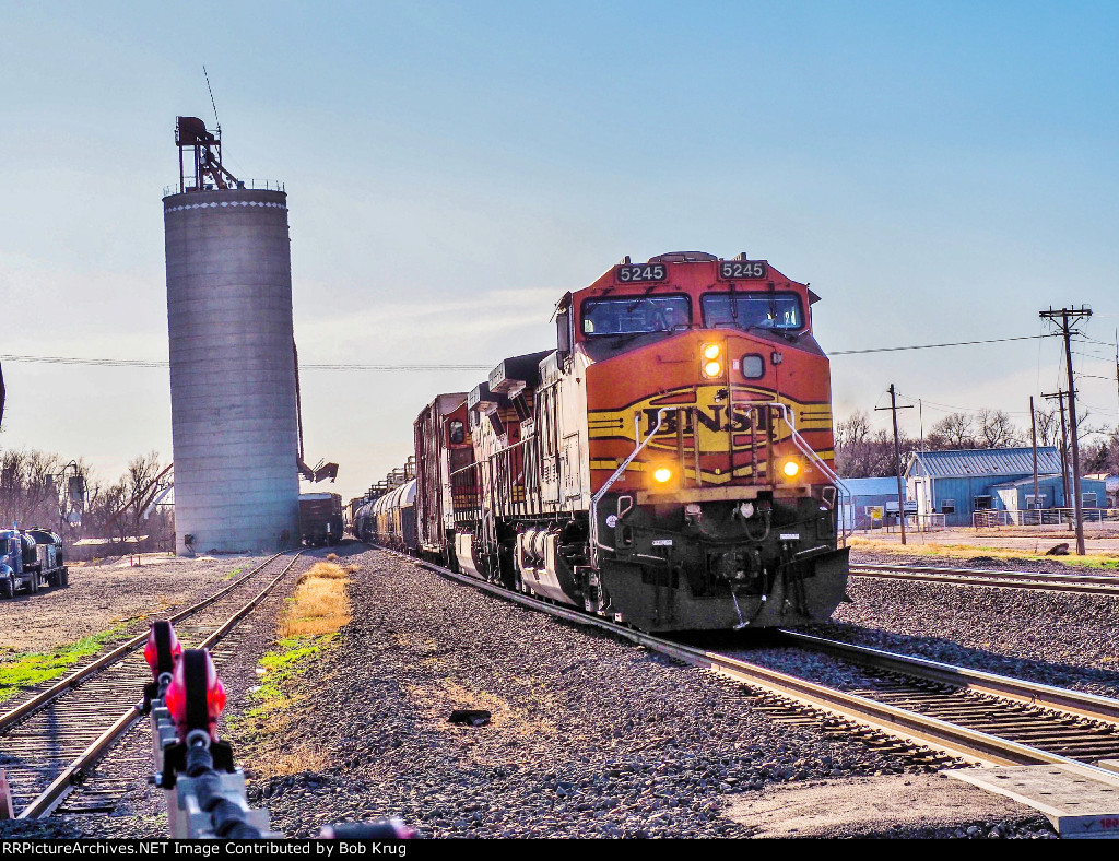 BNSF 5245 leads an eastbound manifest through Fargo, OK